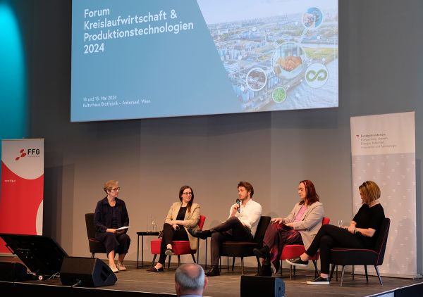 Menschen am Podium