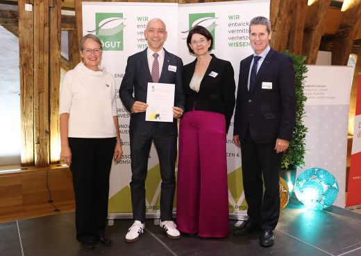 Gruppenfoto der Urkundenüberreichung