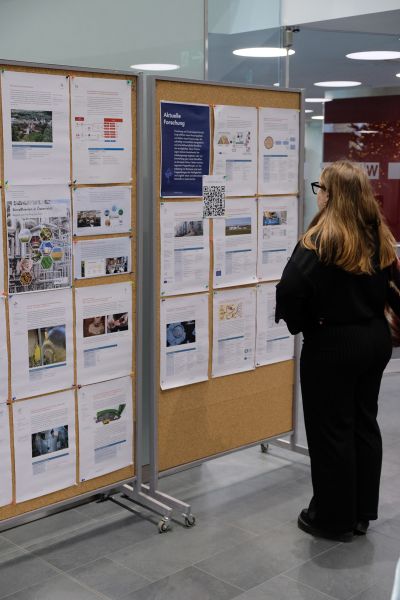 Eine Frau beim Posterstand