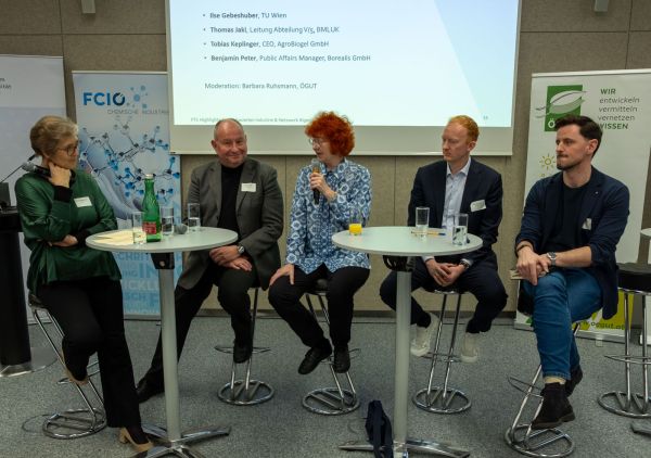 Frauen und Männer bei der Podiumsdiskussion